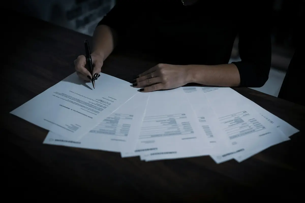 Documentación jurídica extendida sobre una mesa