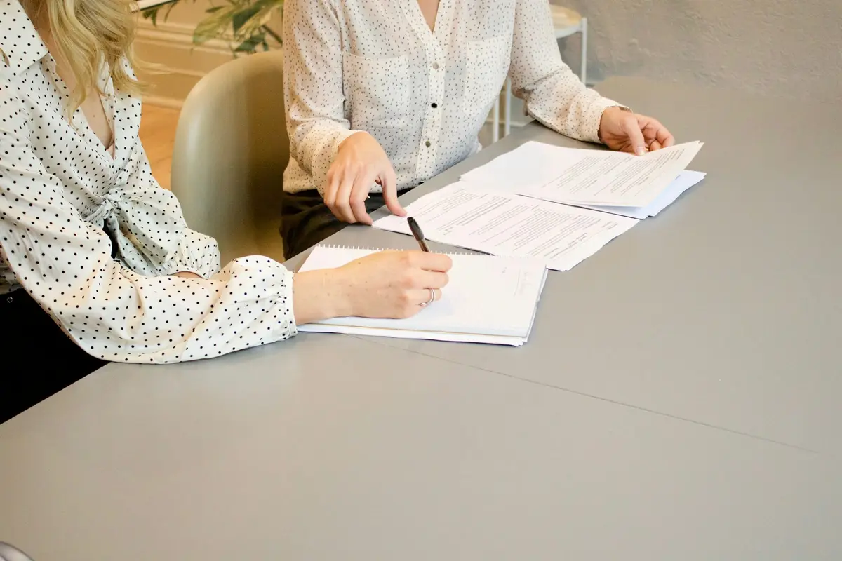 Firma de documentos con el asesoramiento de una profesional