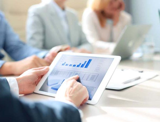 Asesorías Cegarra persona con tablet